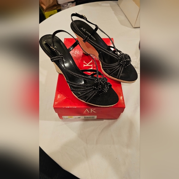 Anne Klein Halliday 1 on black and white fabric 5 in wedge, gently used - Picture 2 of 8